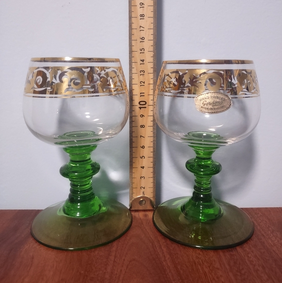 2 Unique Gordons Crystal Wine Glass Green Stem Hand Made & Painted - Picture 1 of 5